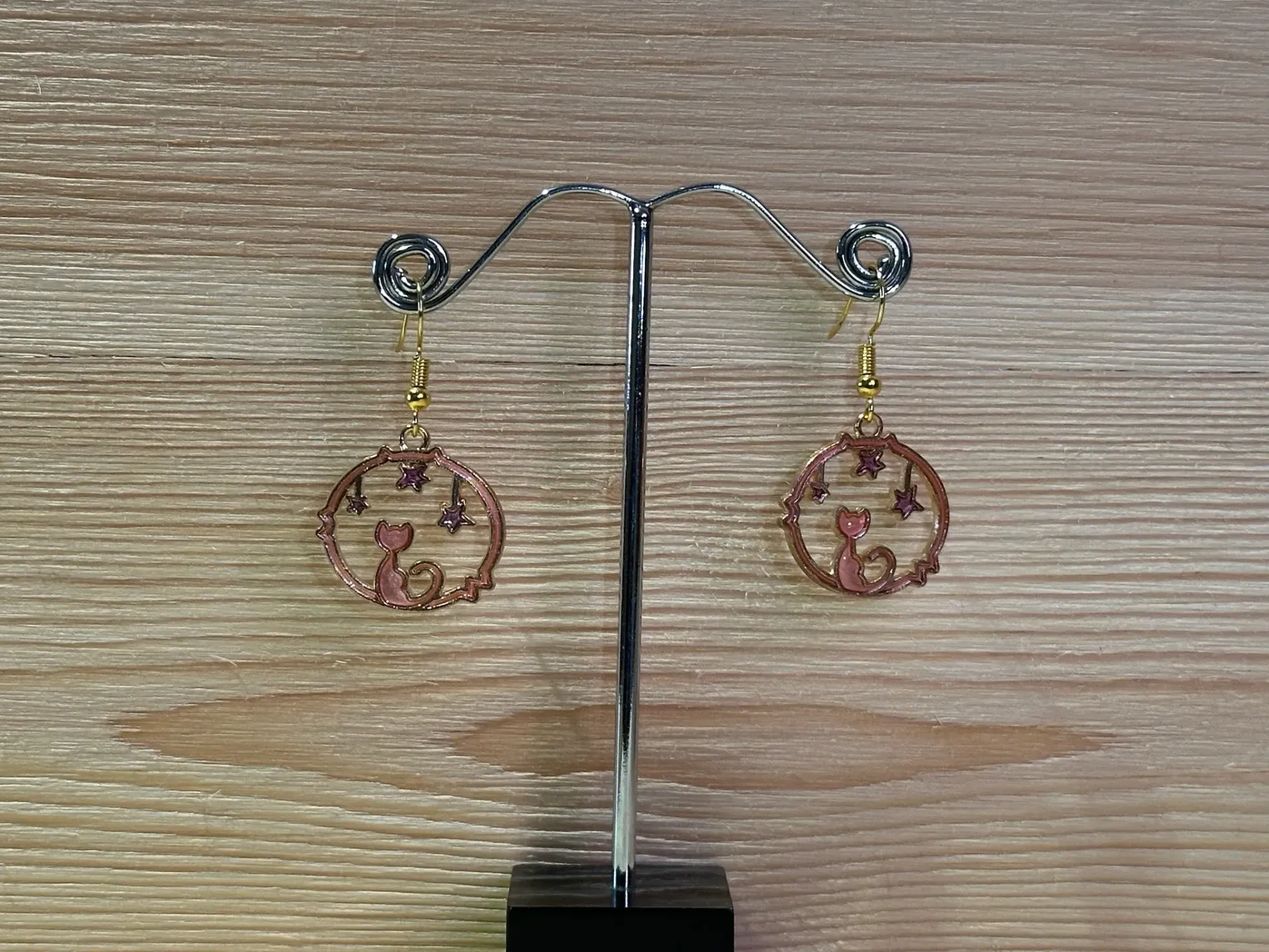 Boucle d'oreilles dorée avec pendentif chat orange en acier inoxydable