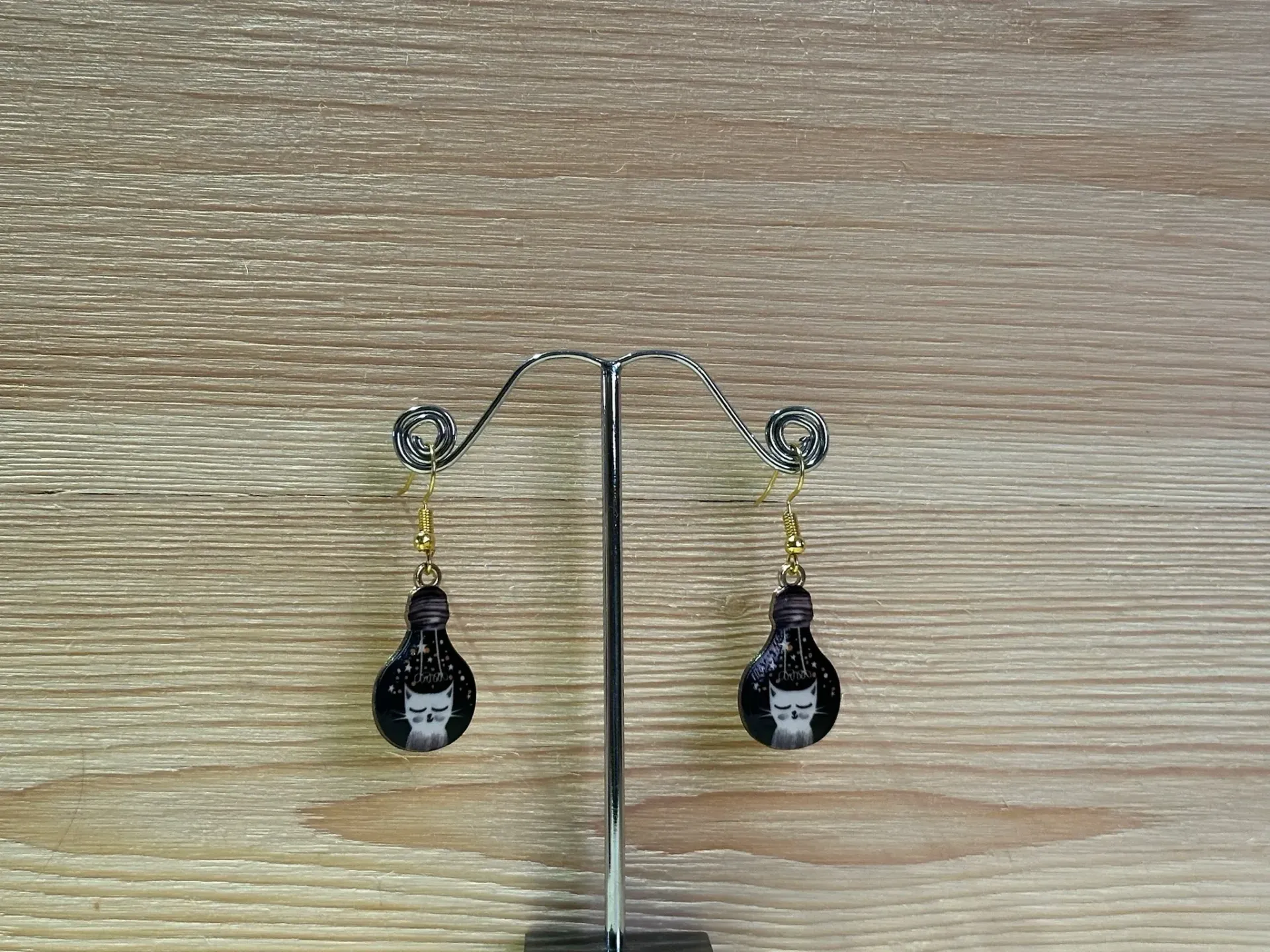 Boucle d'oreilles dorées en forme d'ampoule avec petit chat blanc en acier inoxydable