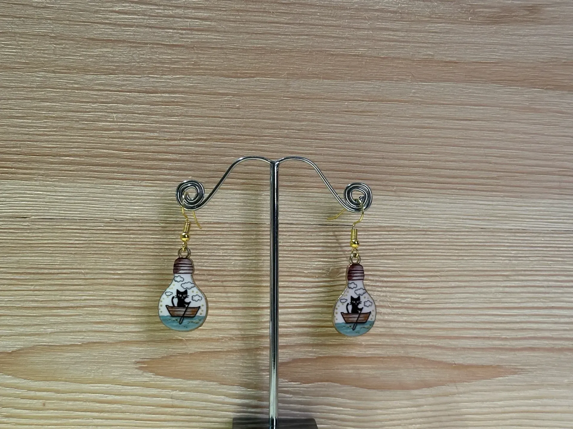 Boucle d'oreilles dorées en forme d'ampoule avec chat noir en acier inoxydable