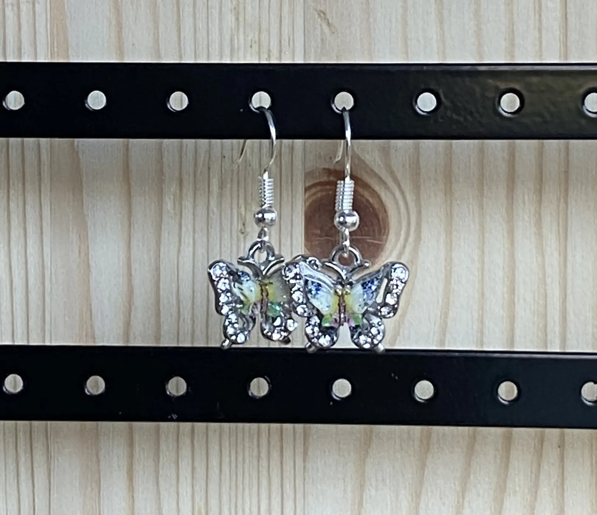 Boucle d'oreilles argentées papillon multicolore en acier inoxydable