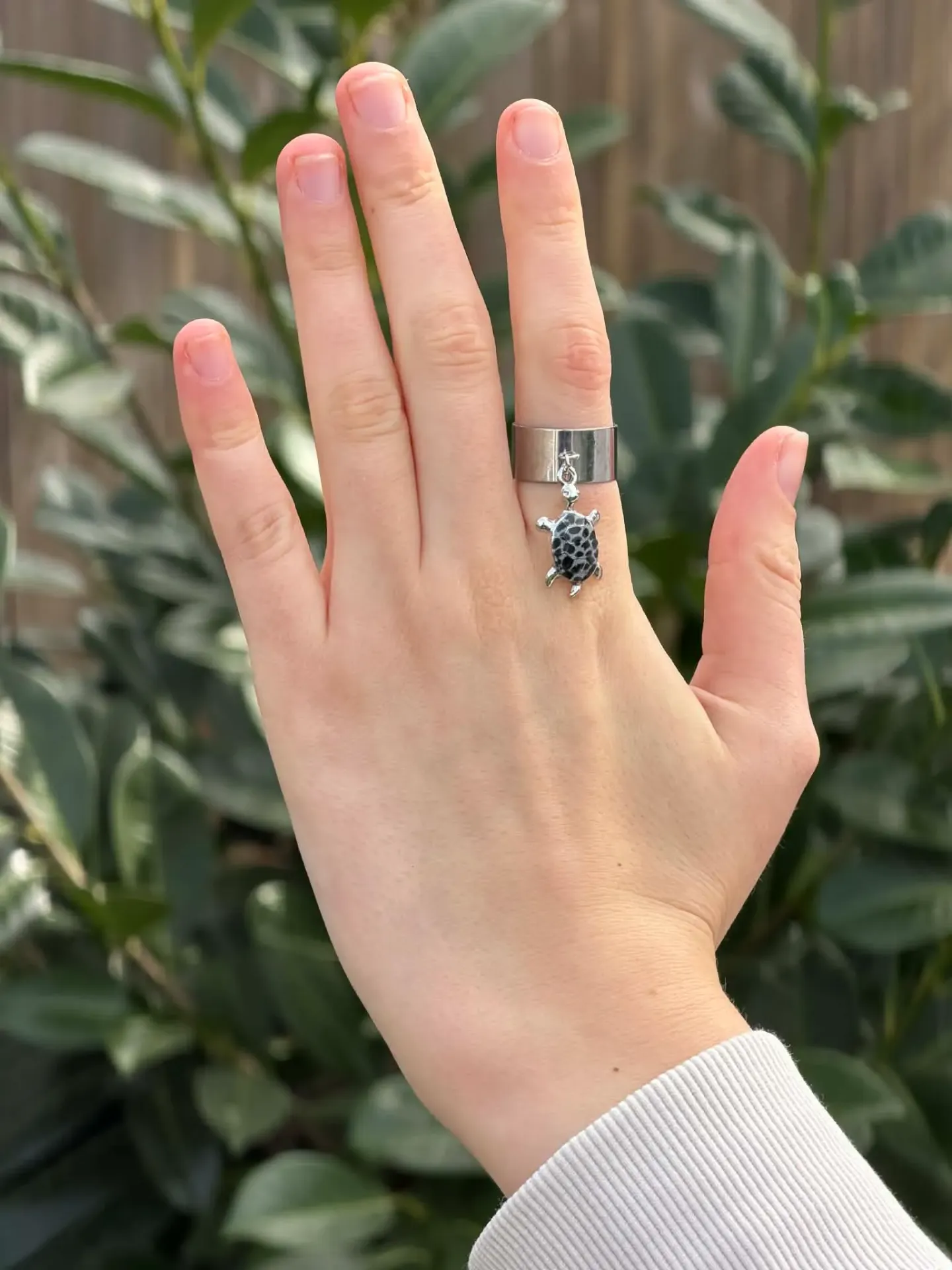 Bague argentée réglable avec tortue noir en acier inoxydable
