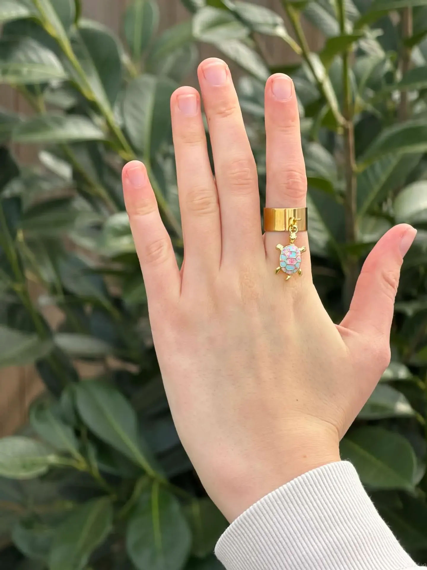 Bague dorée ajustable avec une tortue bleu et rose en acier inoxydable