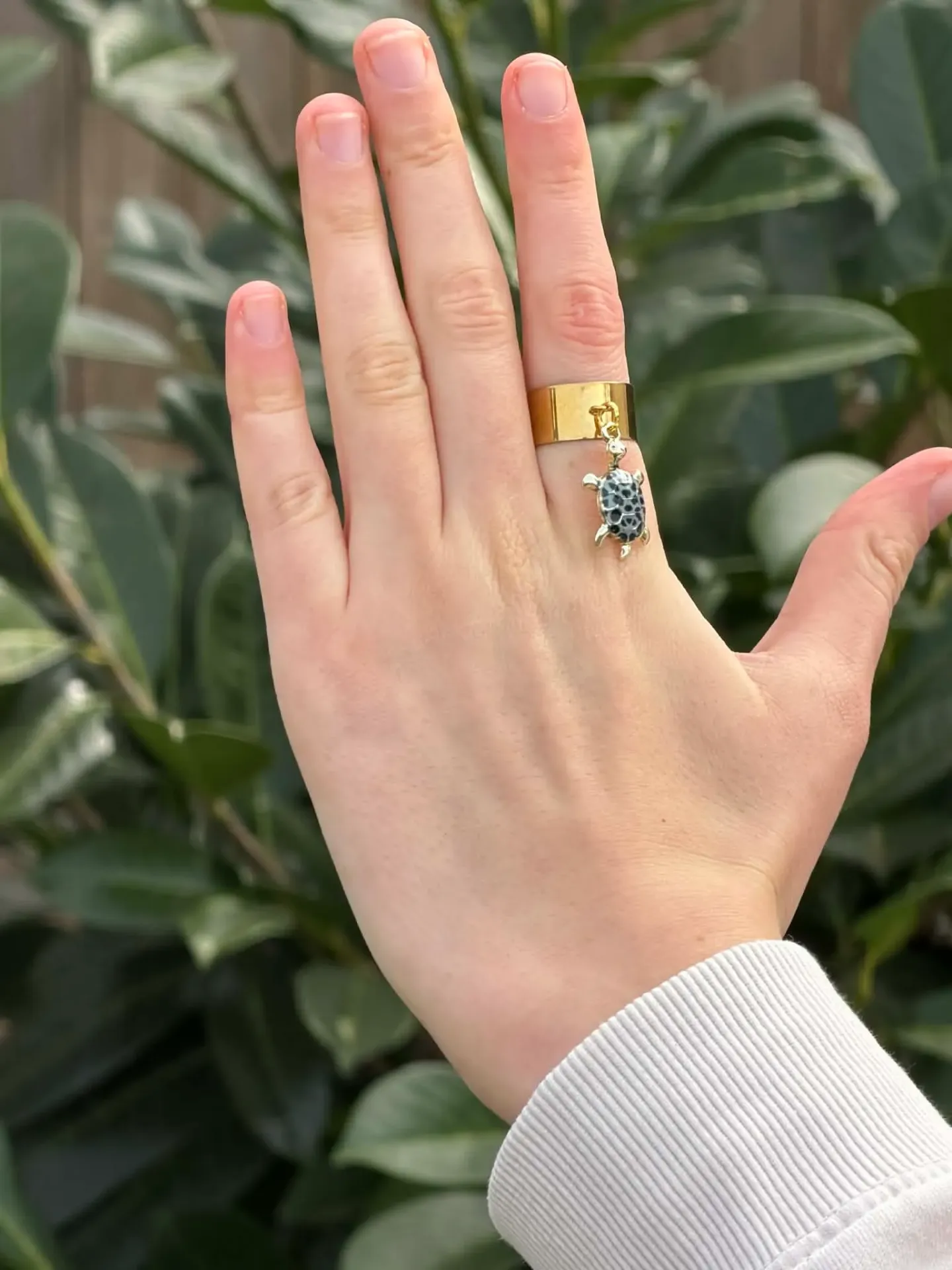 Bague dorée ajustable avec une tortue noir en acier inoxydable