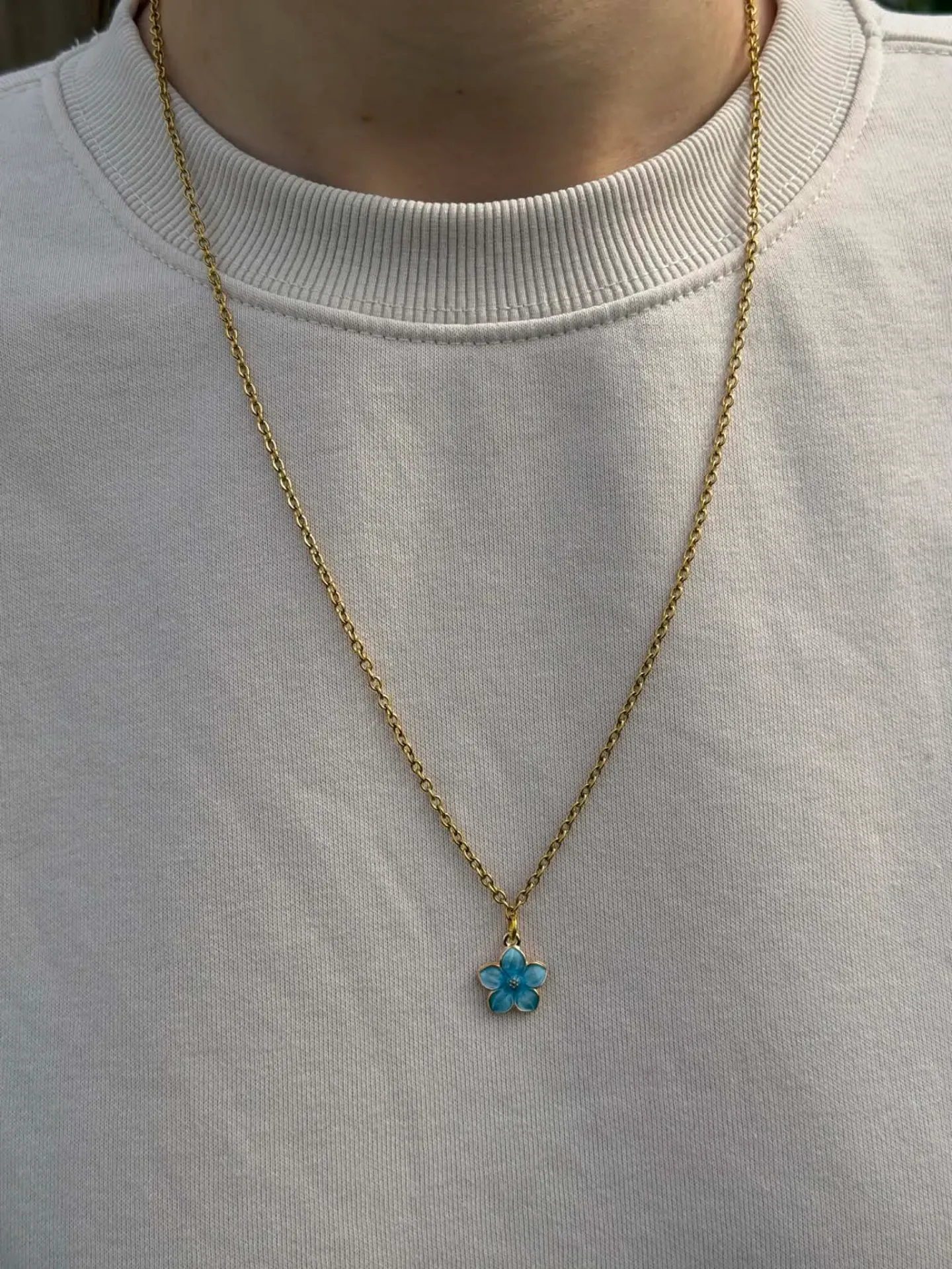 Collier doré avec une fleur bleue en acier inoxydable