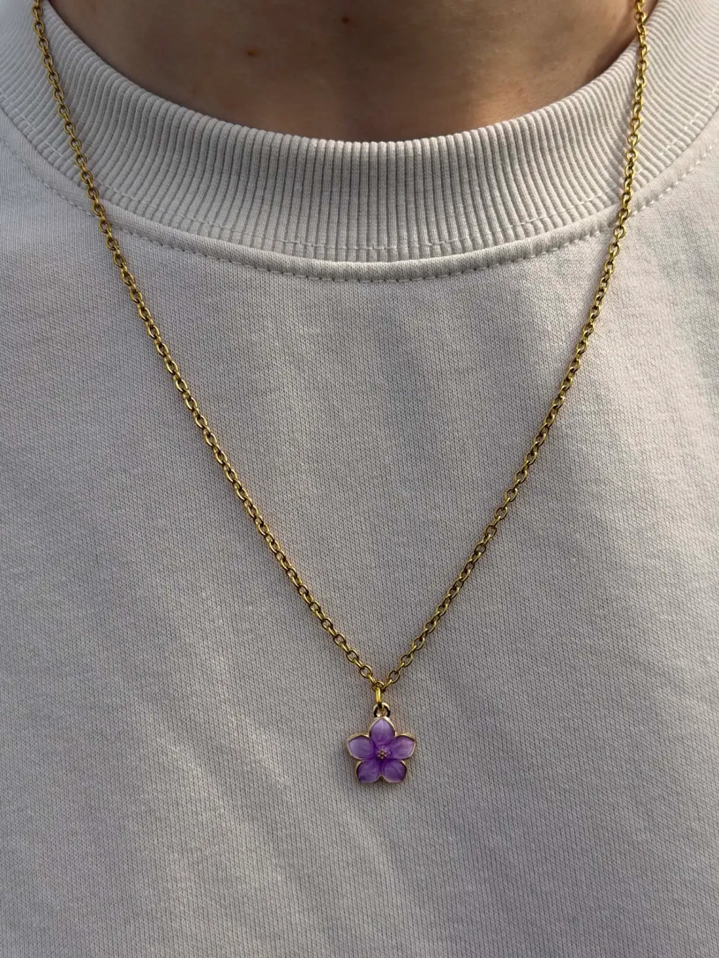 Collier doré avec une fleur mauve en acier inoxydable