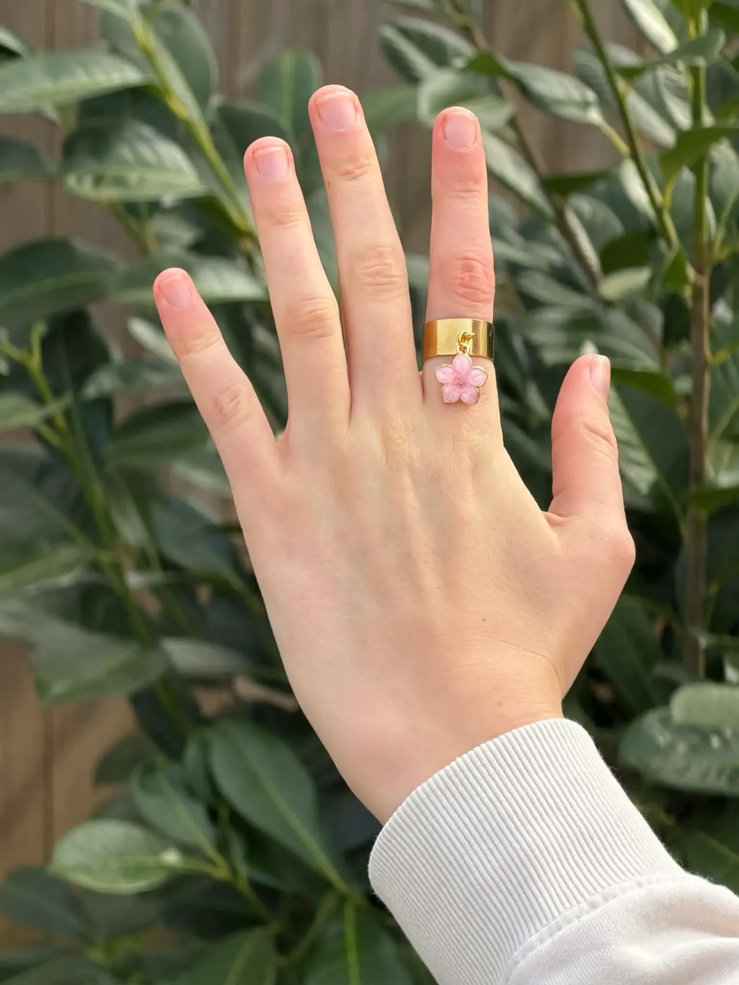 Bague dorée ajustable avec une fleur rose en acier inoxydable