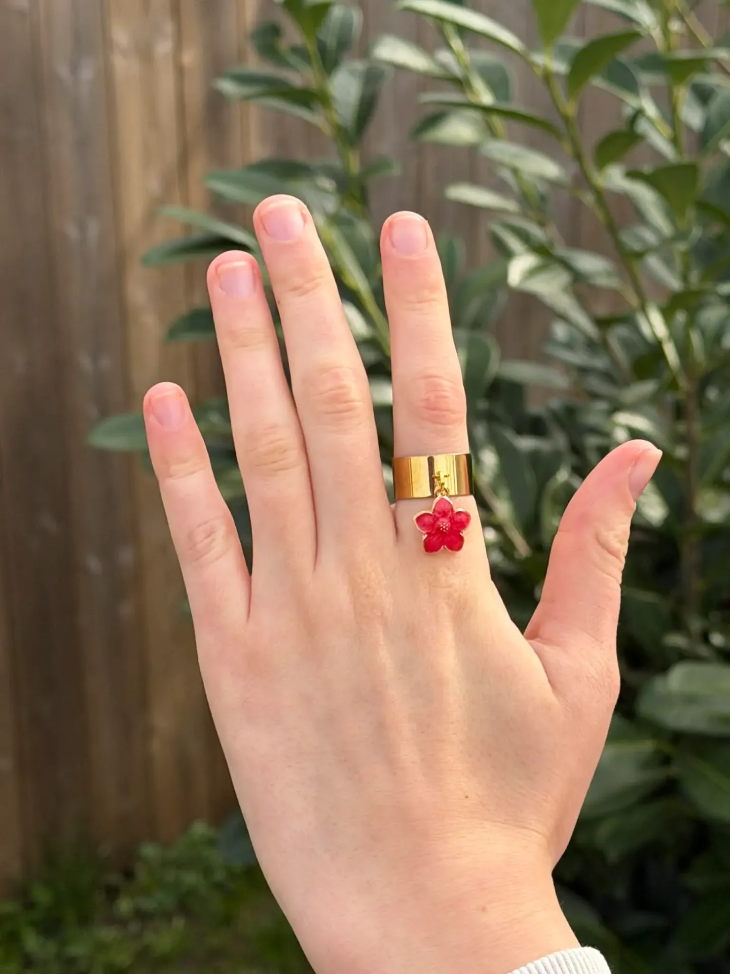 Bague dorée ajustable avec une fleur rouge en acier inoxydable