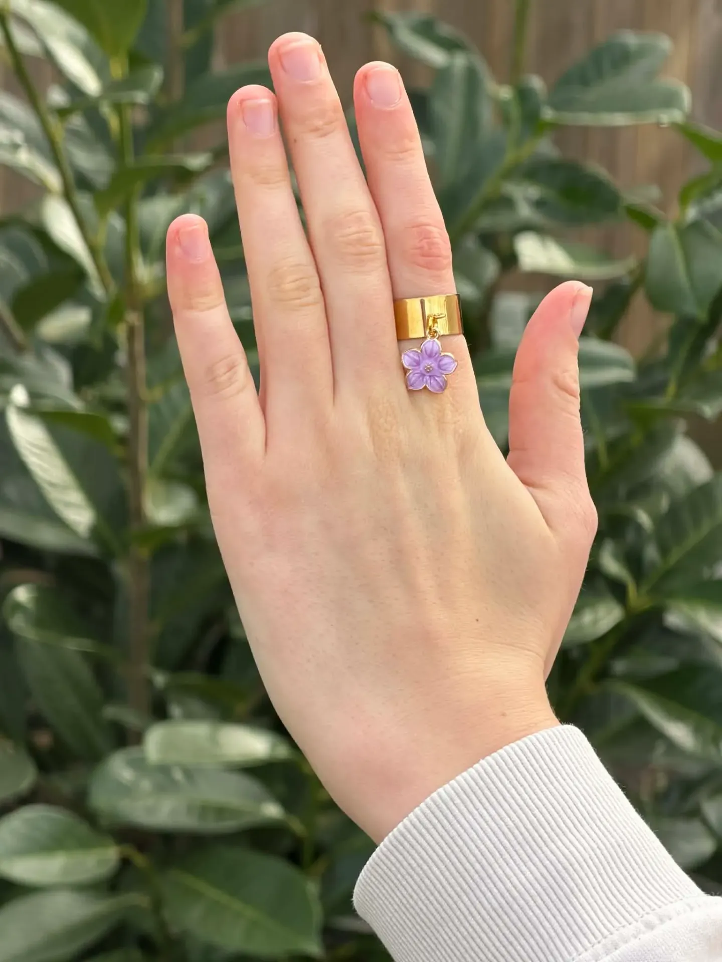 Bague dorée ajustable avec une fleur mauve en acier inoxydable