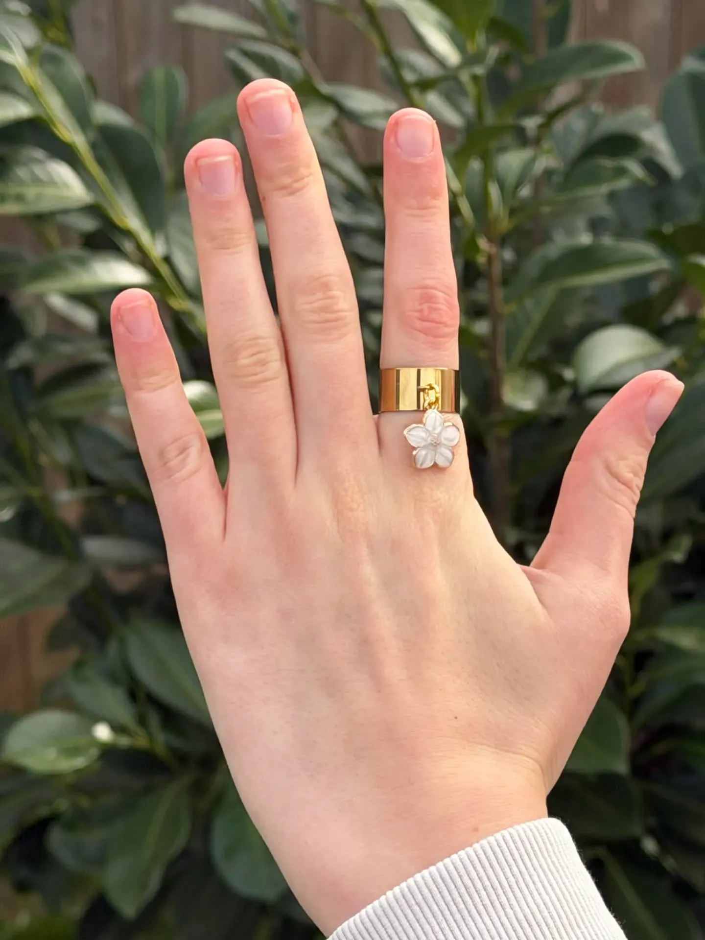 Bague dorée réglable avec une fleur blanche en acier inoxydable