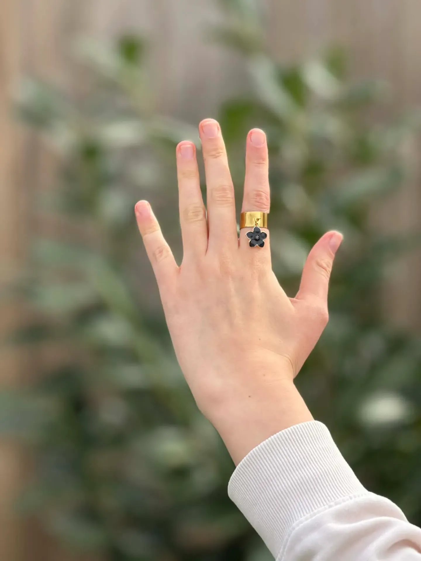 Bague dorée ajustable avec une fleur noir en acier inoxydable