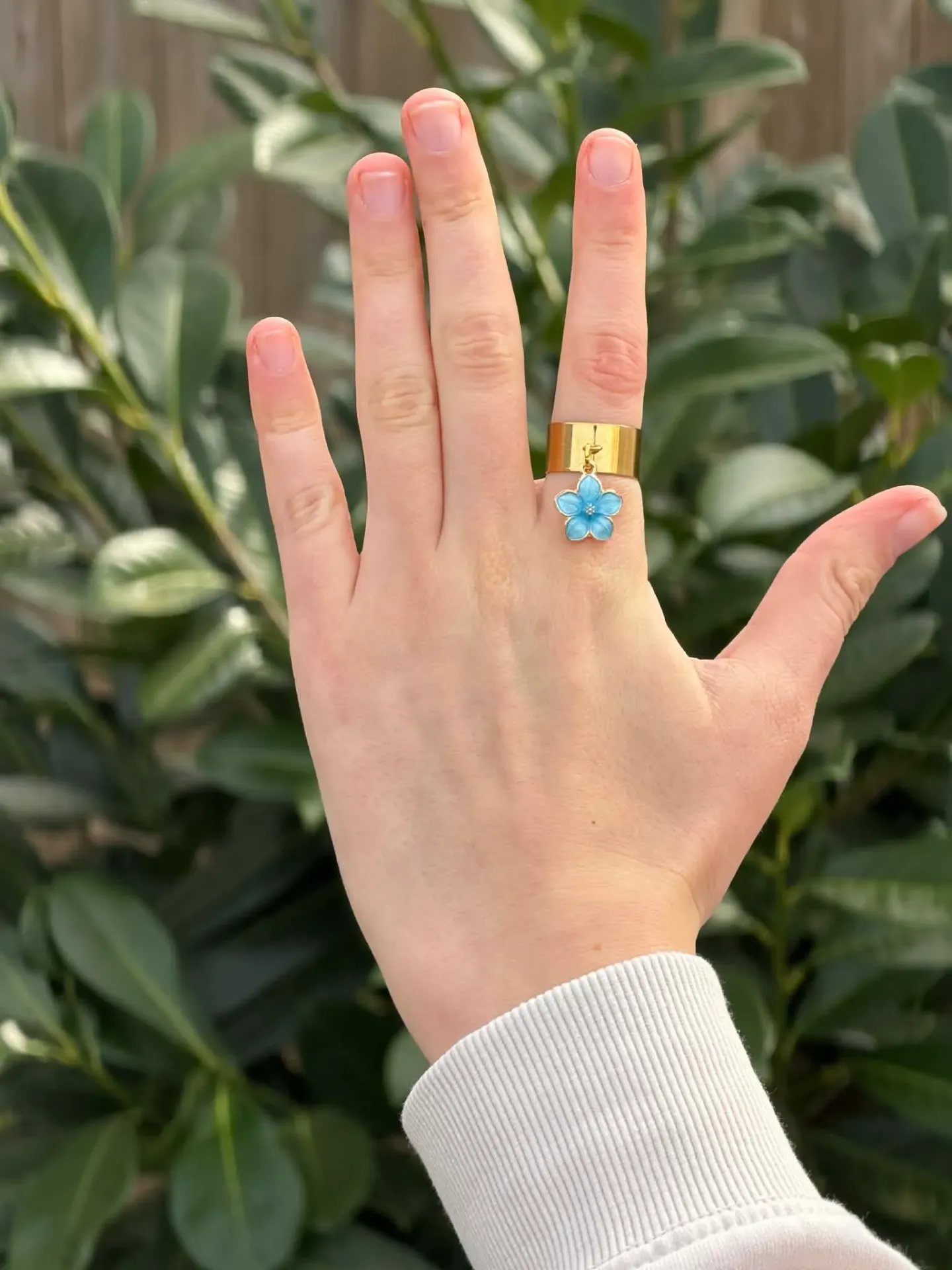 Bague dorée ajustable avec une fleur bleue en acier inoxydable