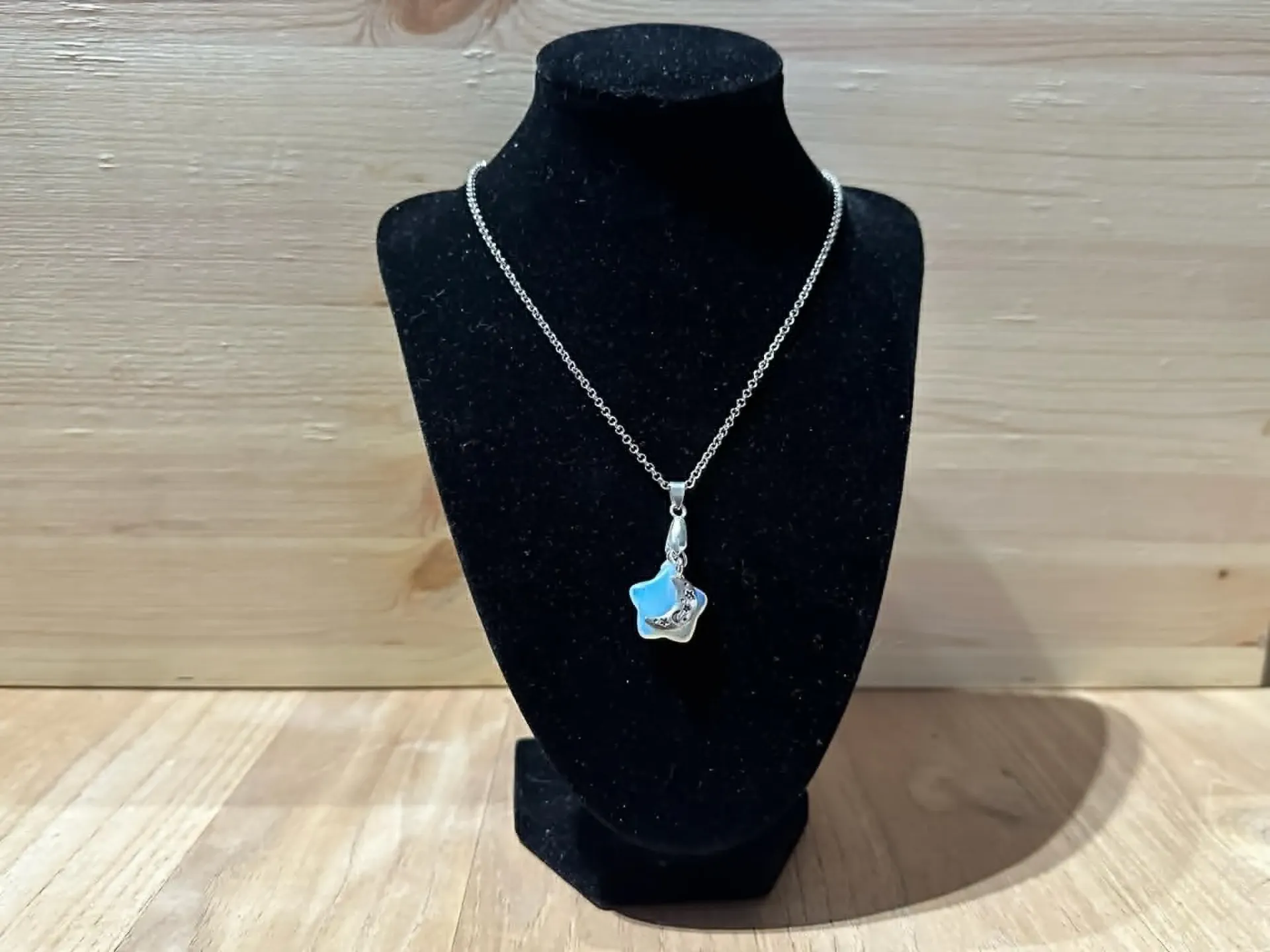 Collier étoile bleu avec une lune en acier inoxydable