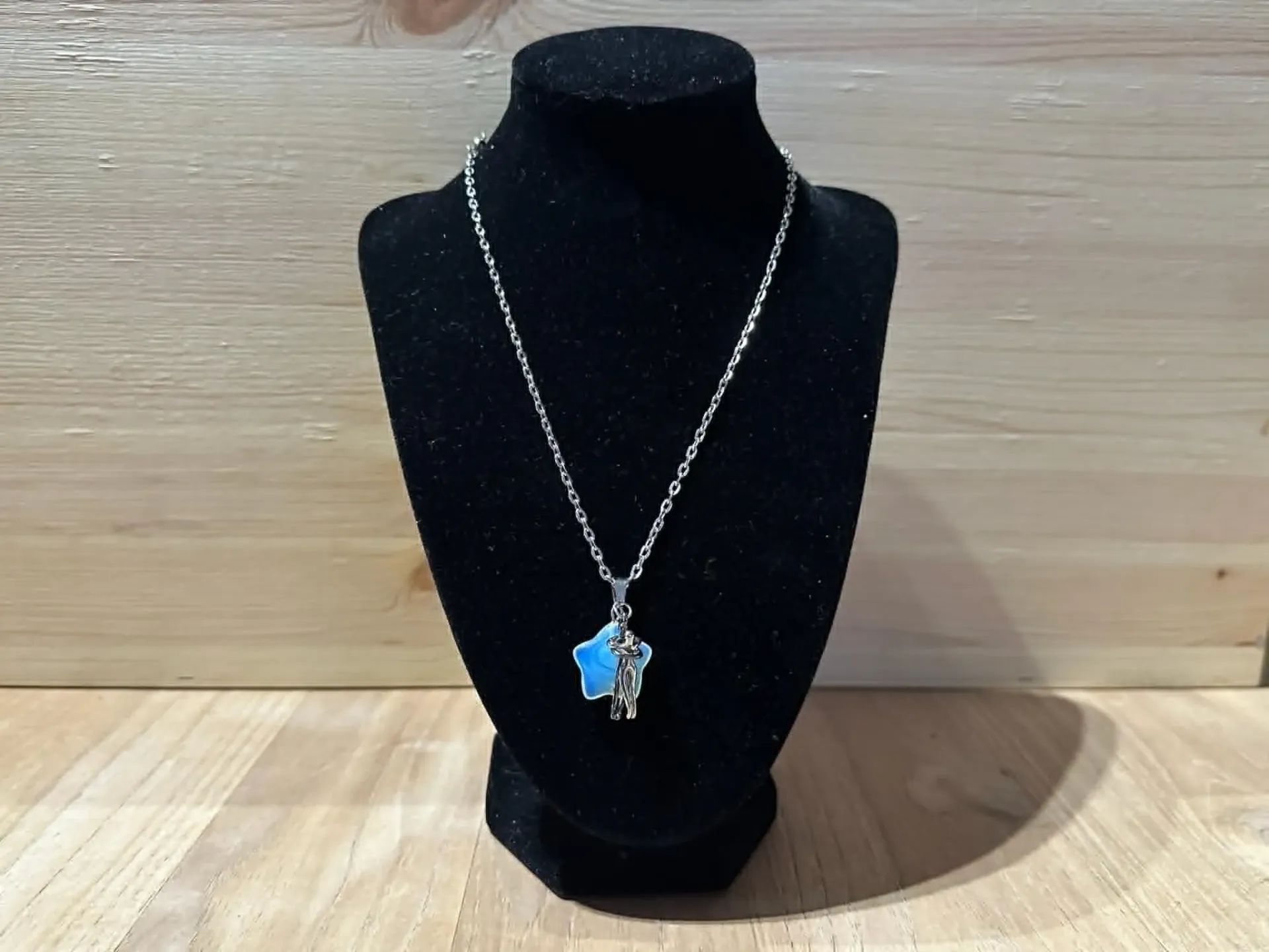 Collier étoile bleue avec personnage en acier inoxydable