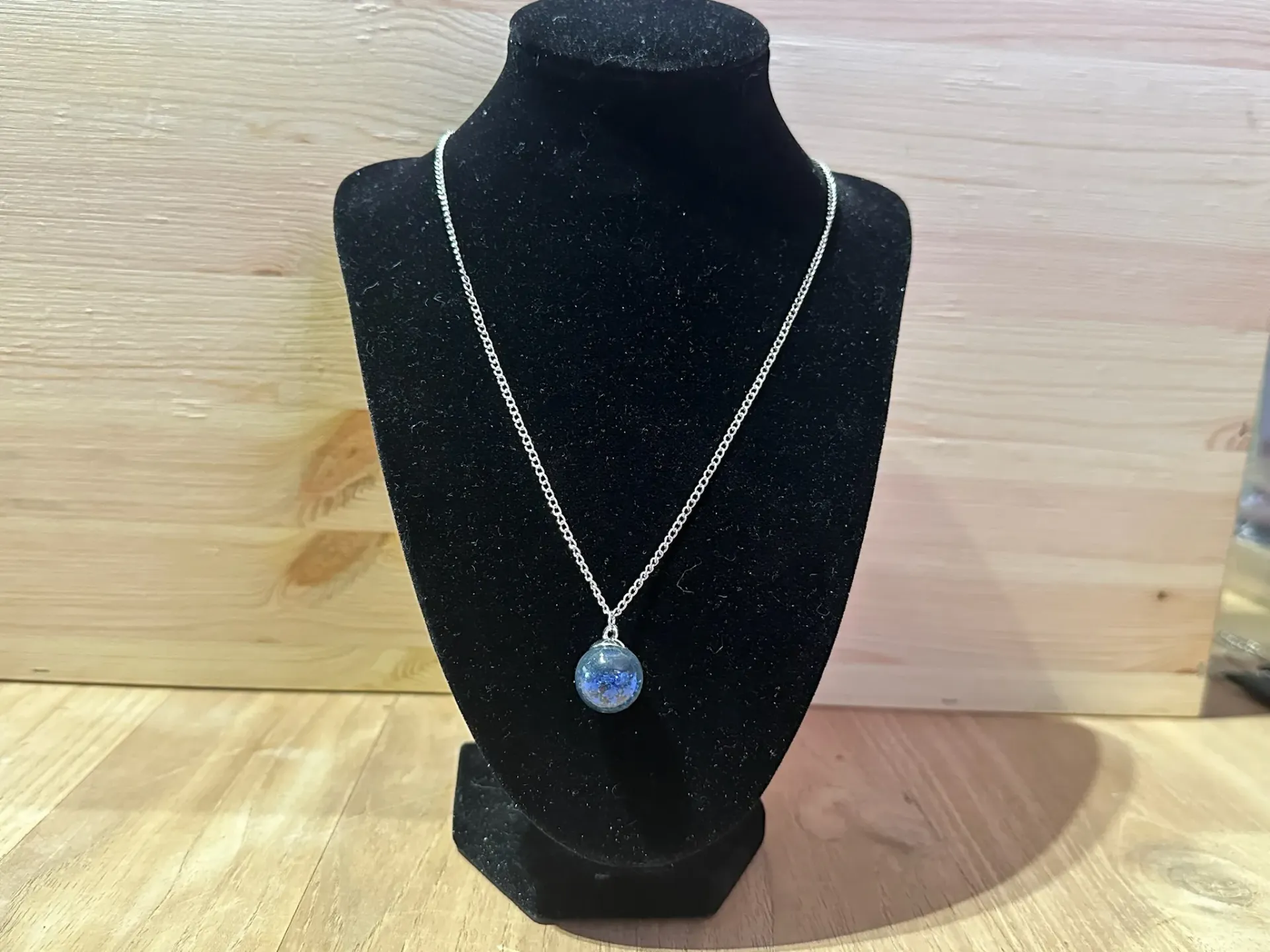Collier argenté avec pendentif boule bleu marine en acier inoxydable taille 45cm