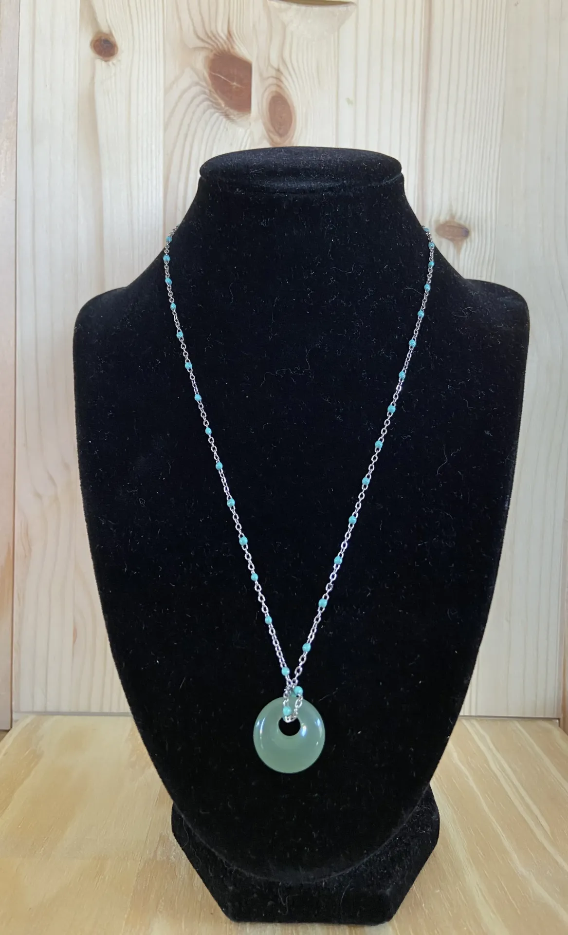 Collier bleu et argenté avec pierre verte en acier inoxydable taille 50cm