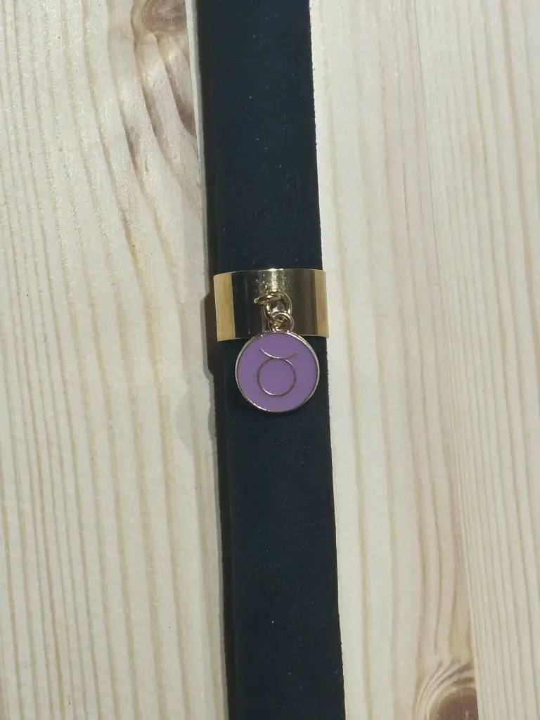 Bague dorée personnalisable signe astrologique avec fond mauve en acier inoxydable (Bélier)