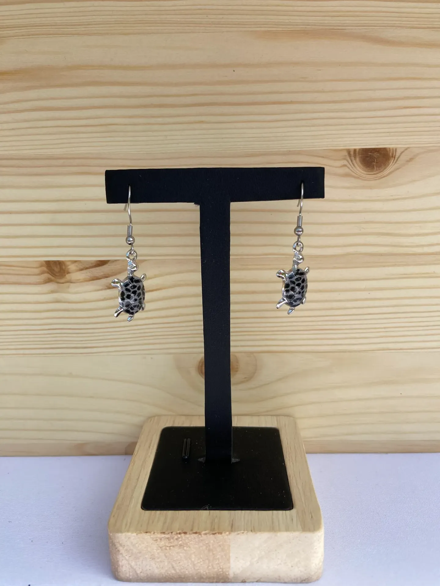 Boucle d'oreilles argentée tortue noir et argentée en acier inoxydable