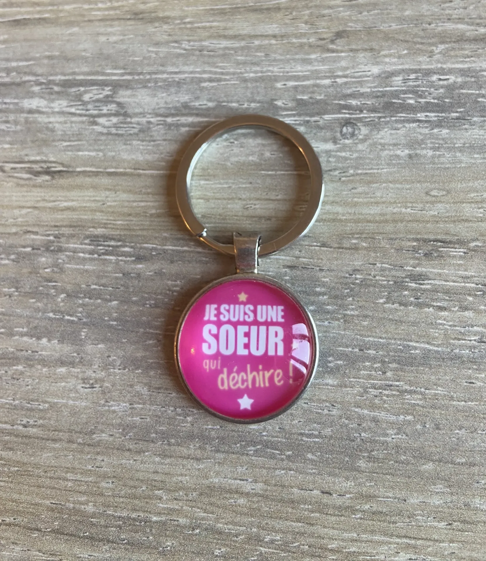Porte-clé "je suis une sœur qui déchire"