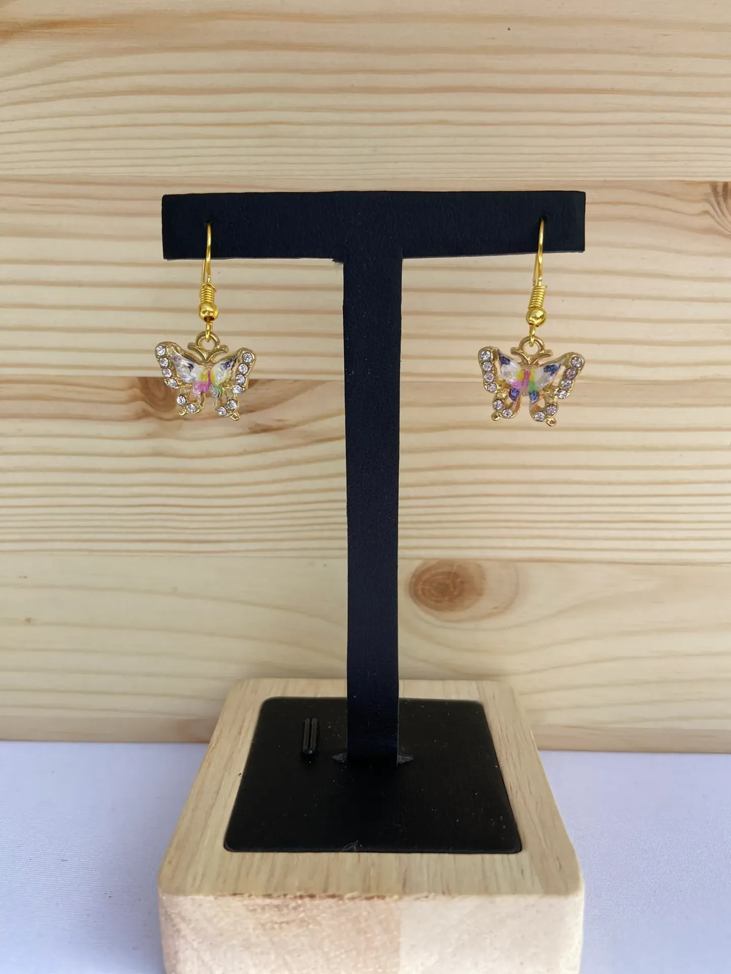 Boucle d'oreilles dorée avec papillon multicolore en acier inoxydable