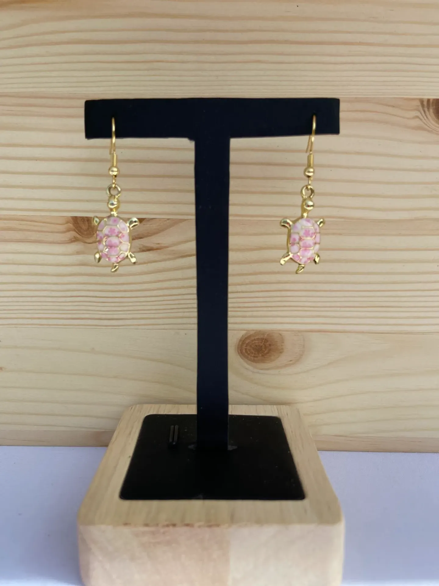 Boucle d'oreilles dorée tortue avec motifs fleurs rose en acier inoxydable