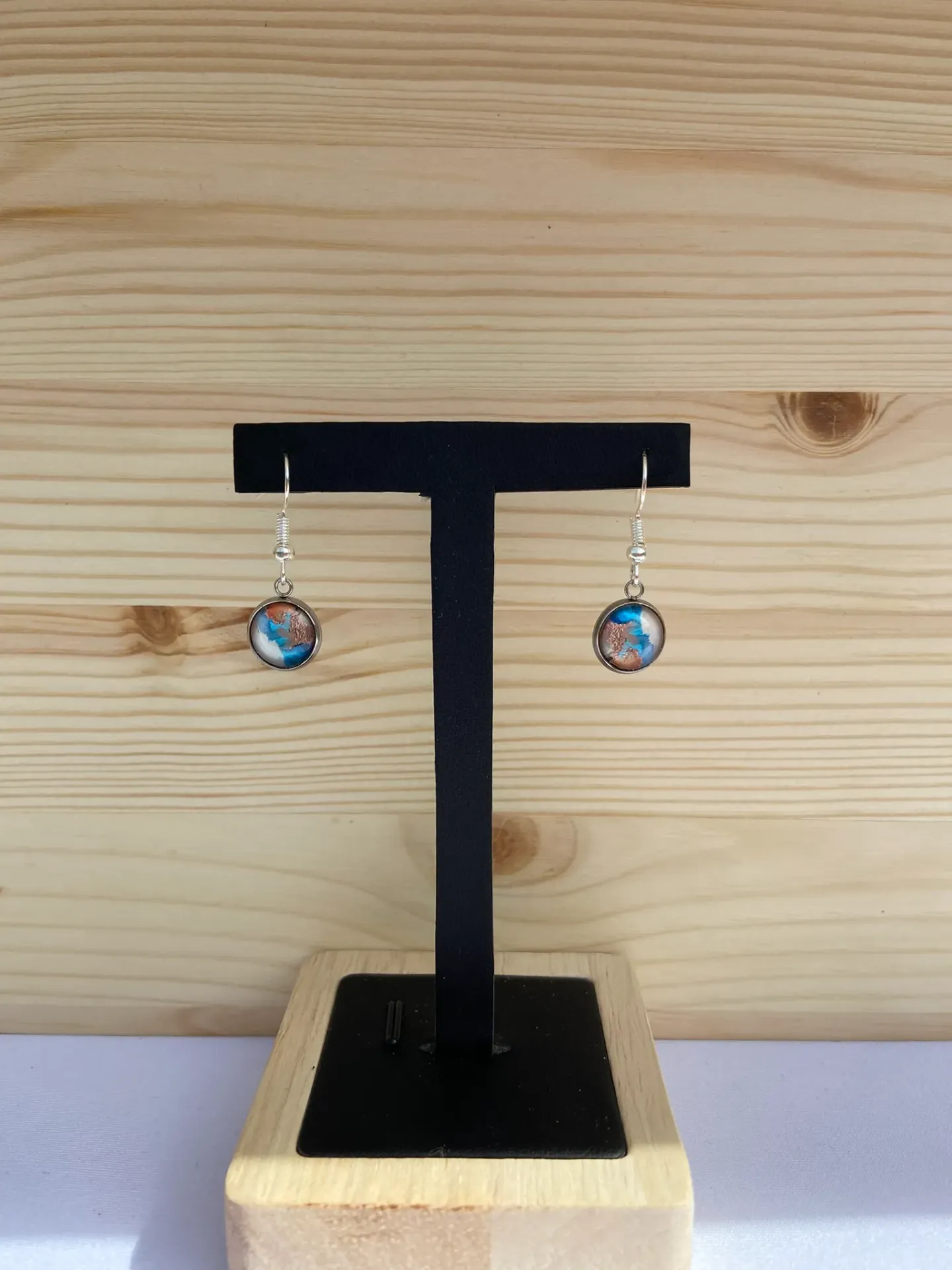 Boucles d'oreilles argentée motif multicolore dans les tons bleus et brun en acier inoxydable