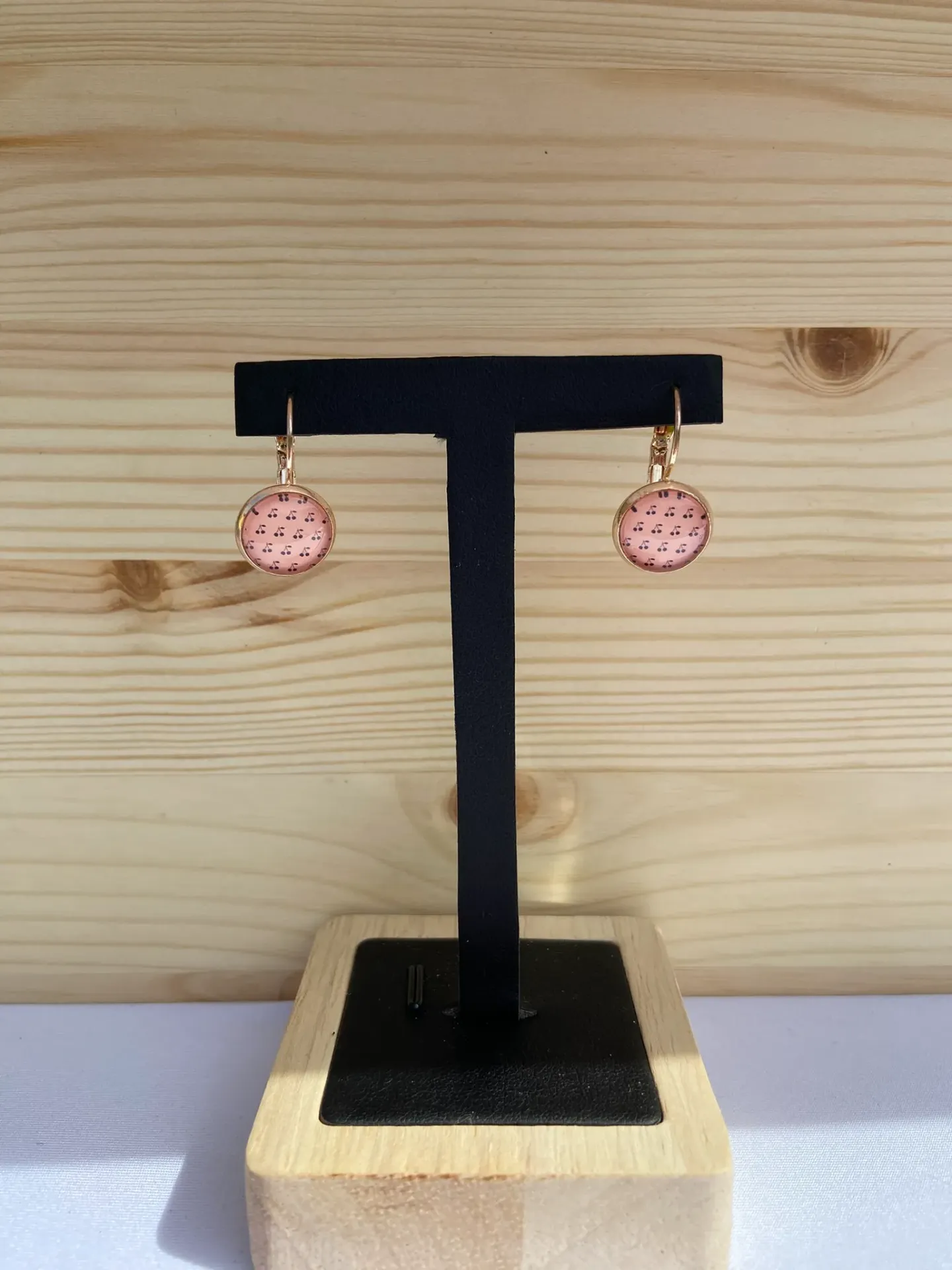 Boucles d'oreilles dorée avec motif fond rose et cerises en acier inoxydable