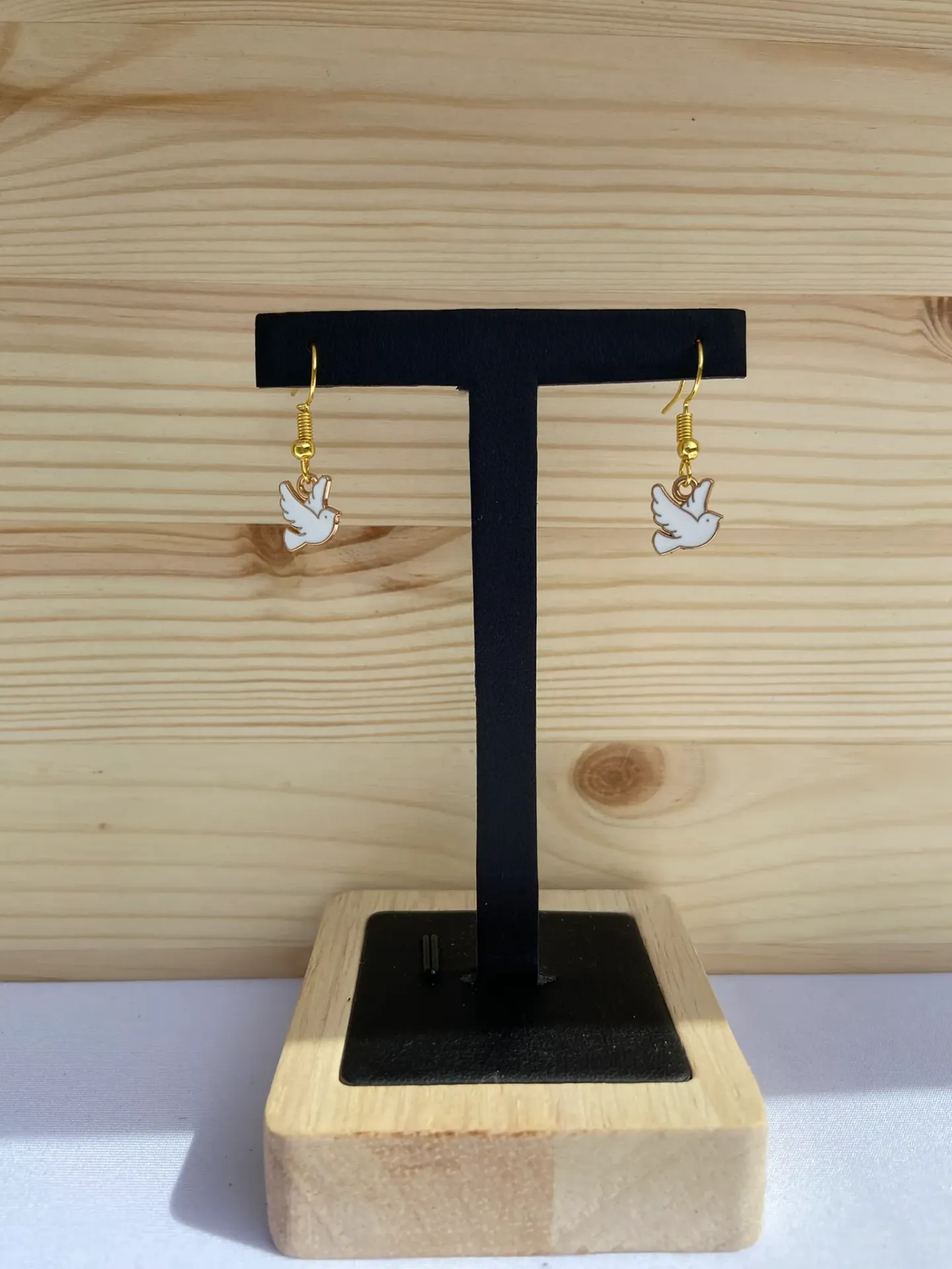 Boucles d'oreilles dorées avec petit oiseau blanc en acier inoxydable