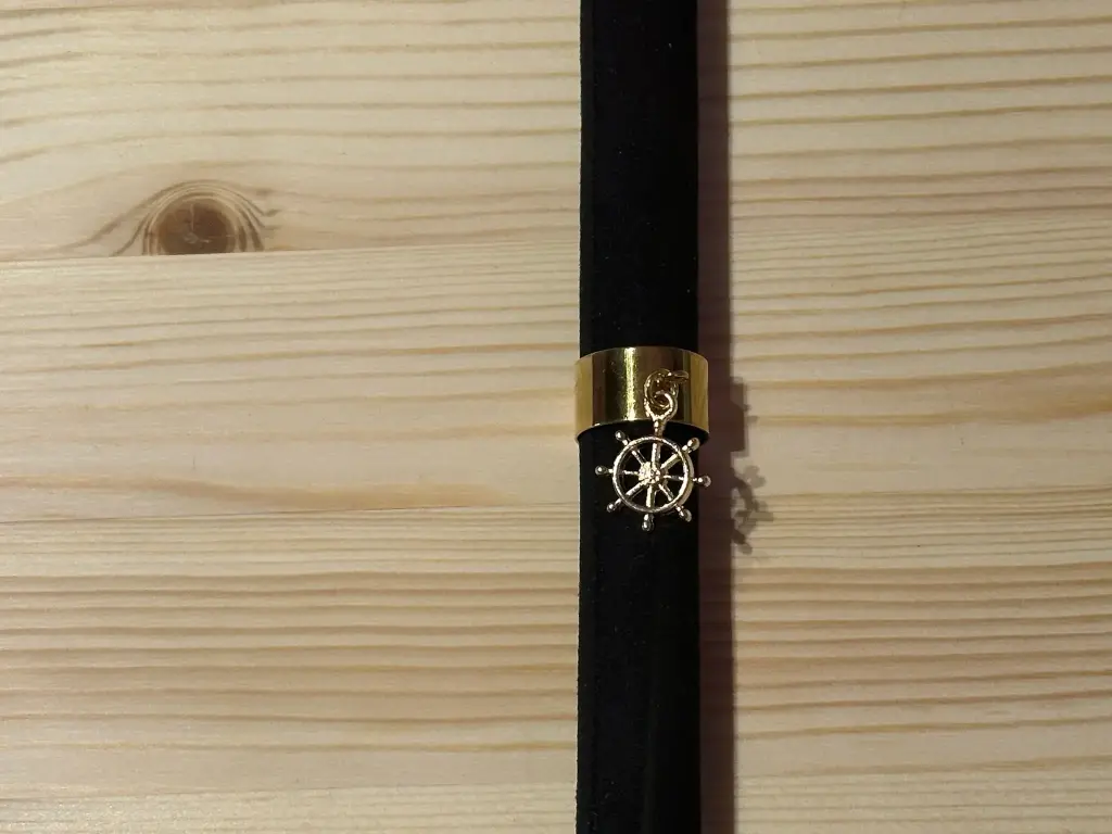 Bague dorée avec gouvernail de bateau en acier inoxydable