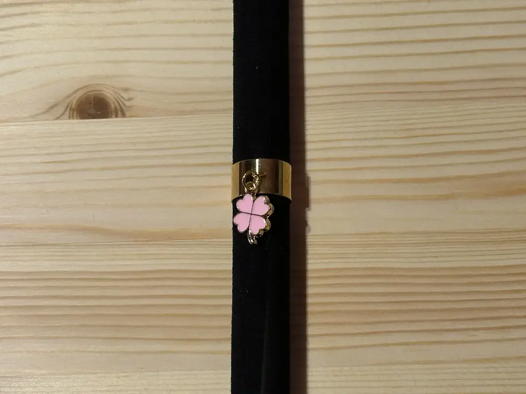 Bague dorée trèfle rose en acier inoxydable