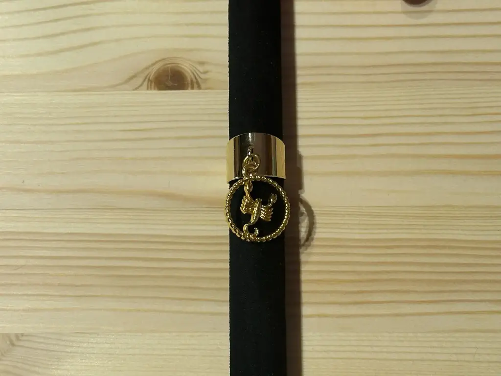 Bague dorée signe scorpion en acier inoxydable