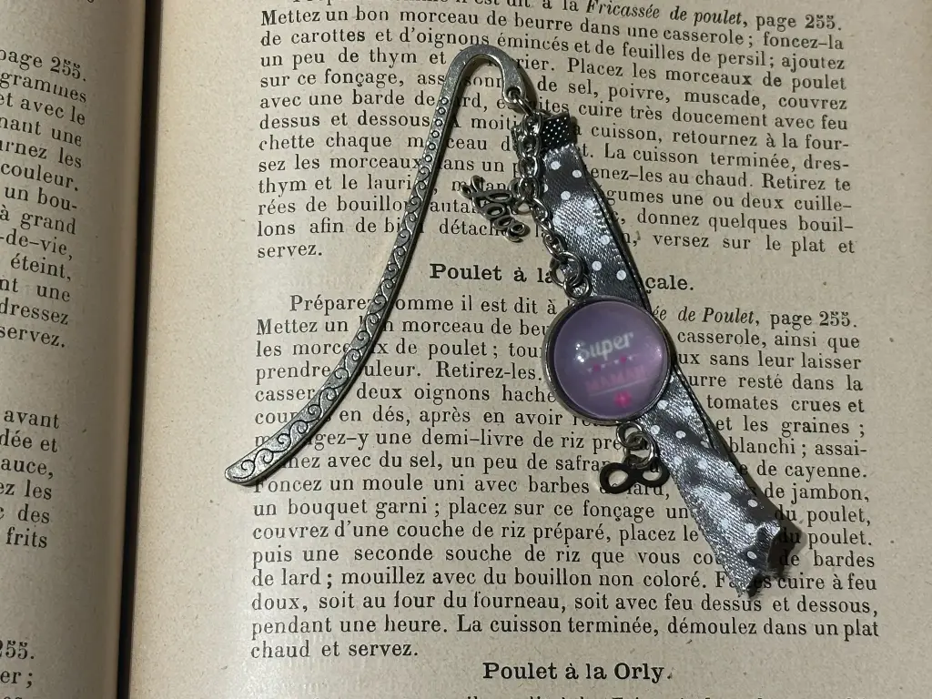 Marque-page "super maman" mauve avec ruban gris et breloque love