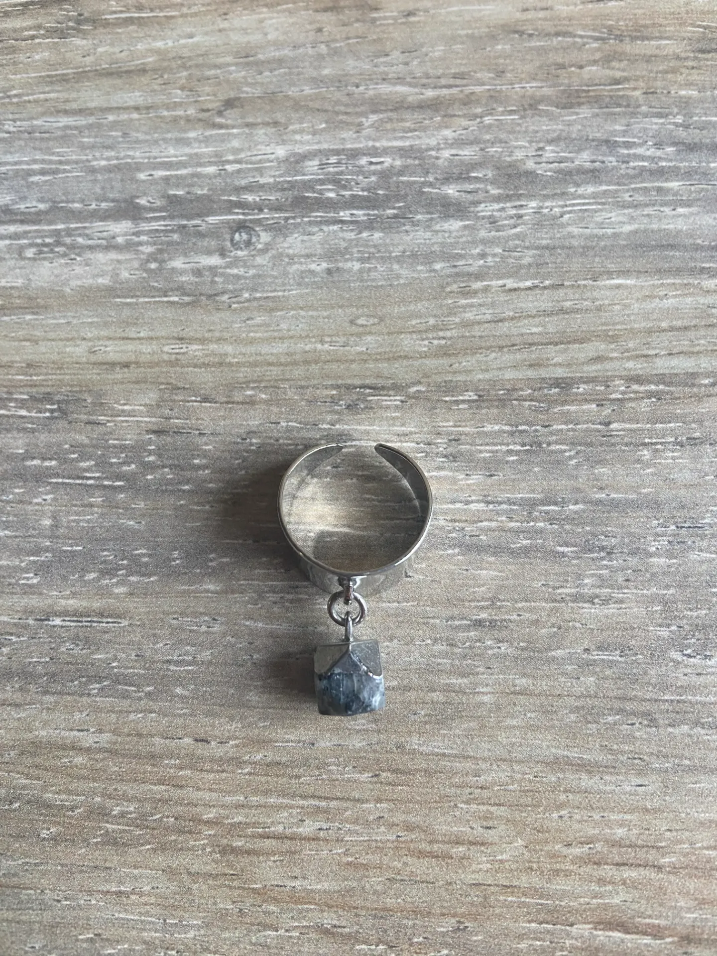 Bague argentée avec pierre grise en acier inoxydable