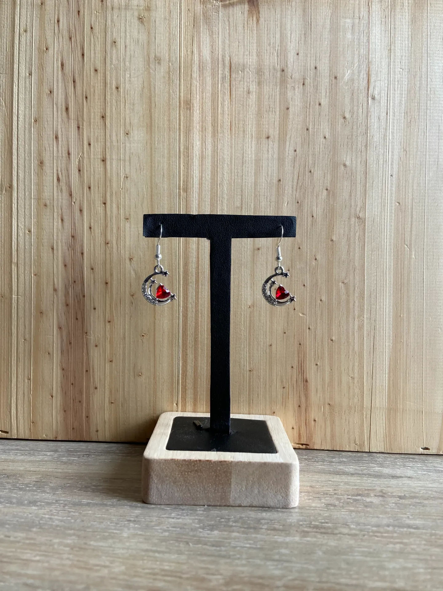 Boucle d'oreilles argentée lune avec cœur en acier inoxydable (Rouge)