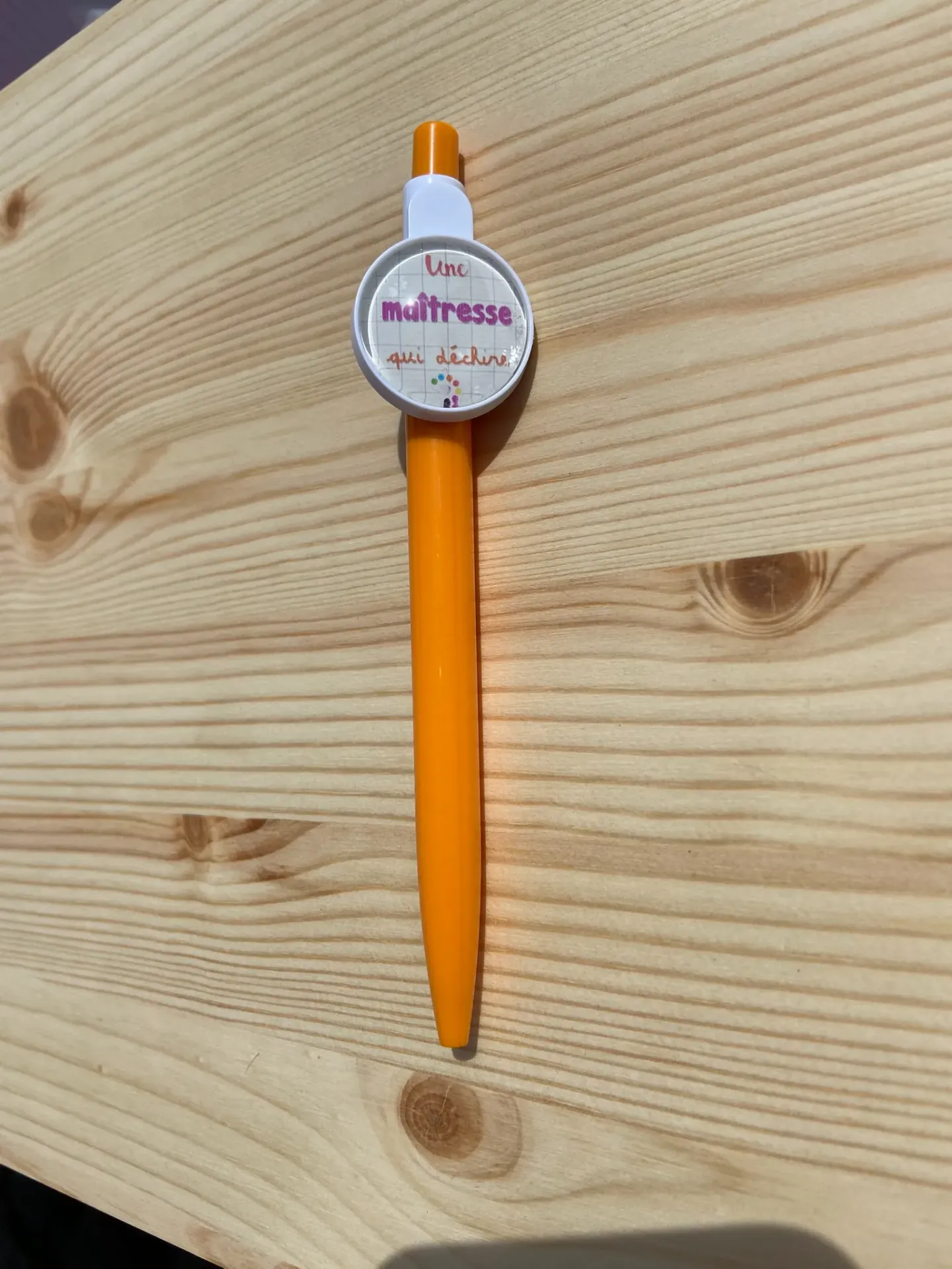 Stylo orange "une maitresse qui déchire"