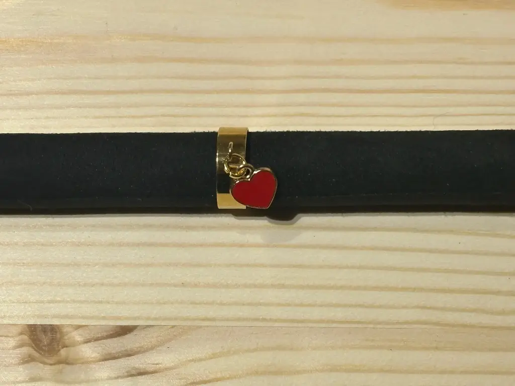 Bague dorée avec un cœur rouge en acier inoxydable