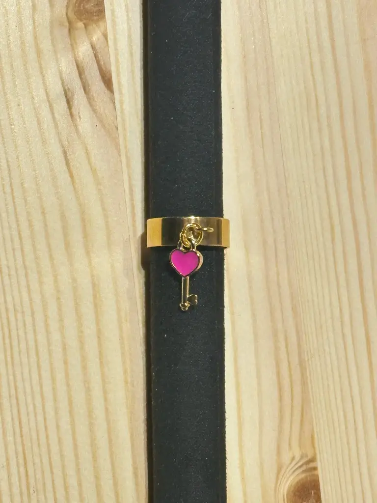 Bague dorée avec une clé en forme de coeur rose en acier inoxydable