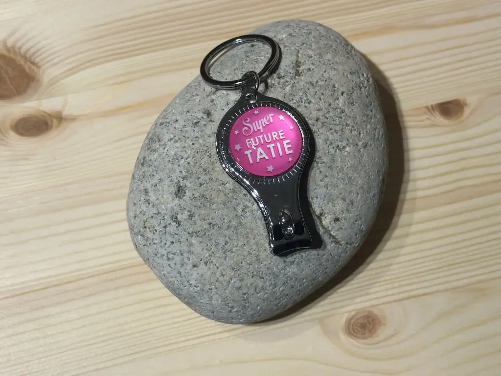 Porte clé décapsuleur avec coupe-ongle "super future tatie"