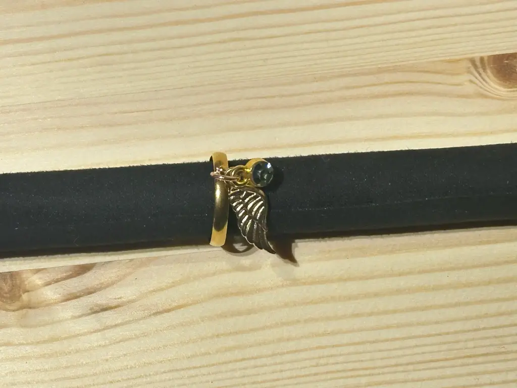 Bague dorée avec strass vert et aile en acier inoxydable