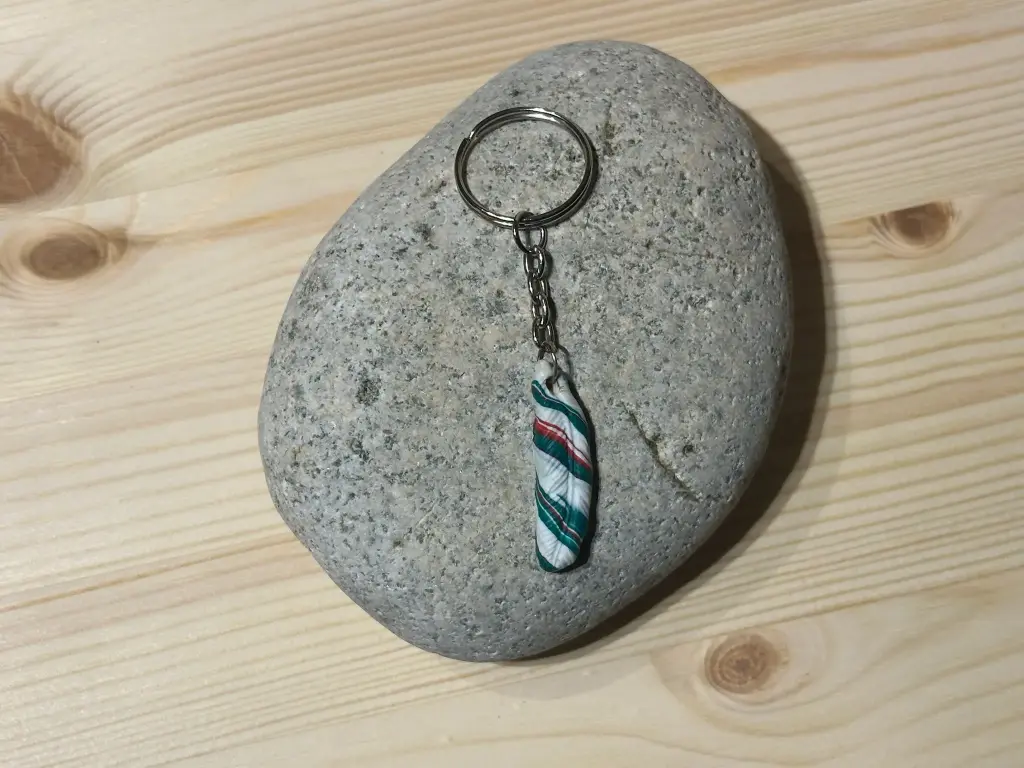 Porte-clé plume verte, blanche et rouge