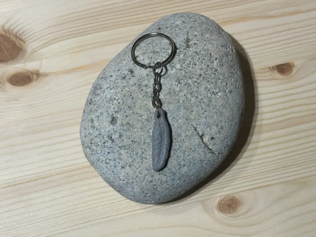Porte-clé plume grise