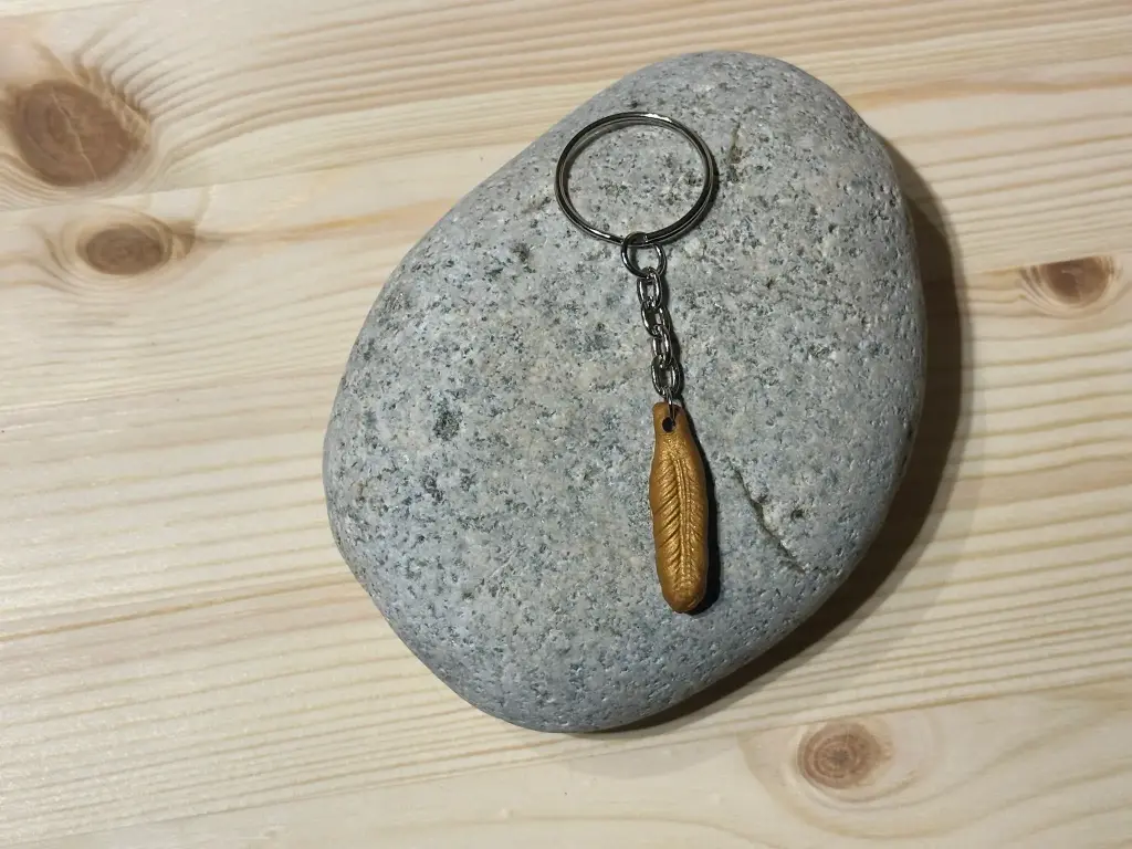 Porte-clé plume dorée