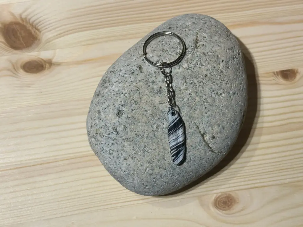 Porte-clé plume noire et blanche