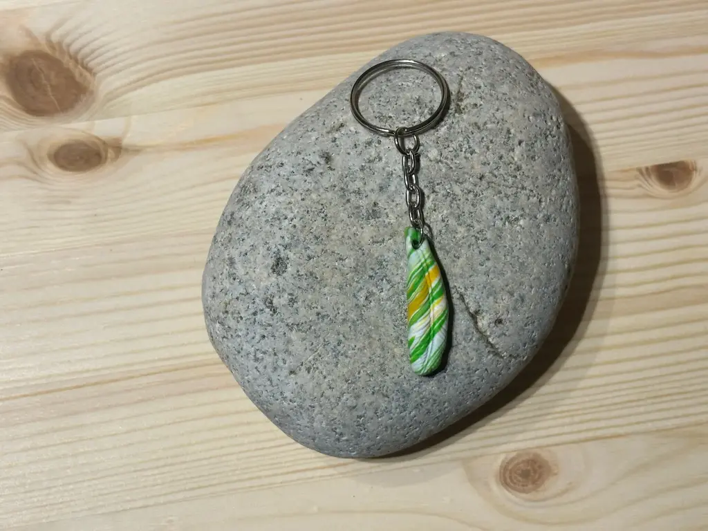 Porte-clé plume verte, blanche et jaune