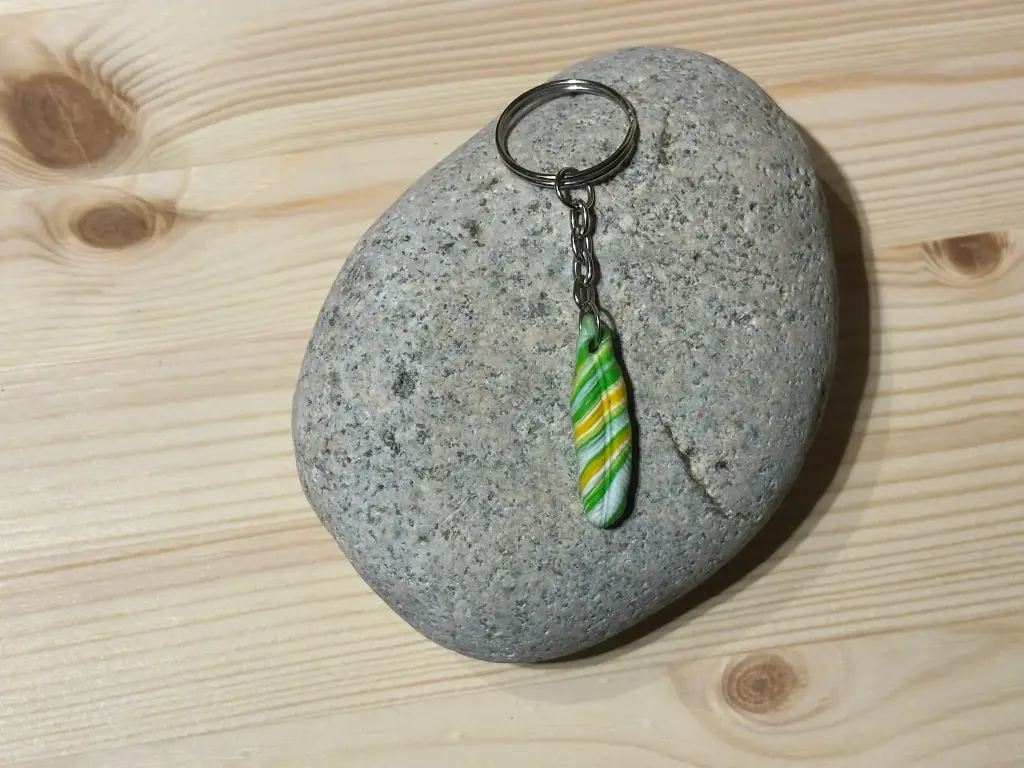 Porte-clé plume verte, blanche et jaune