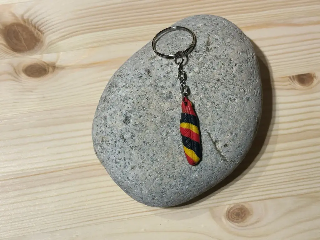 Porte-clé plume noir, jaune et rouge