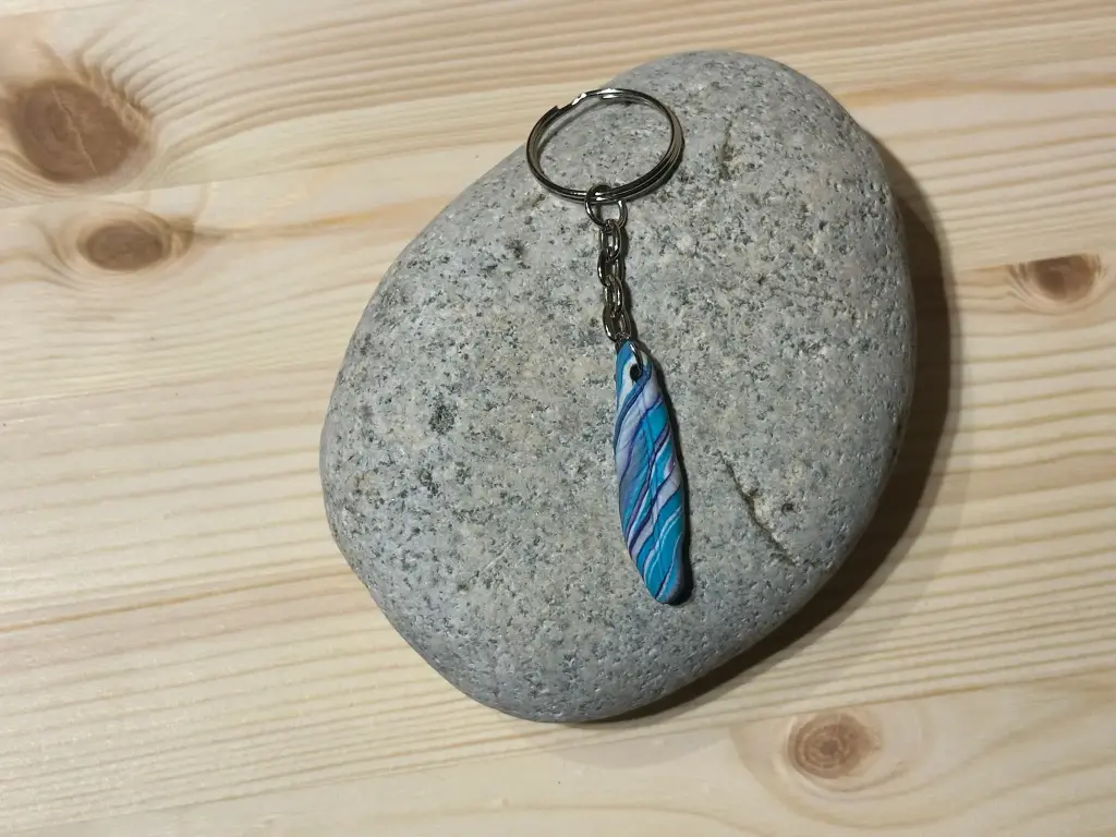 Porte-clé plume blanche, bleue et violette