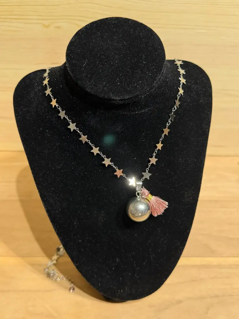 Bola de grossesse gris avec pompom rose et chaine étoilée 100cm