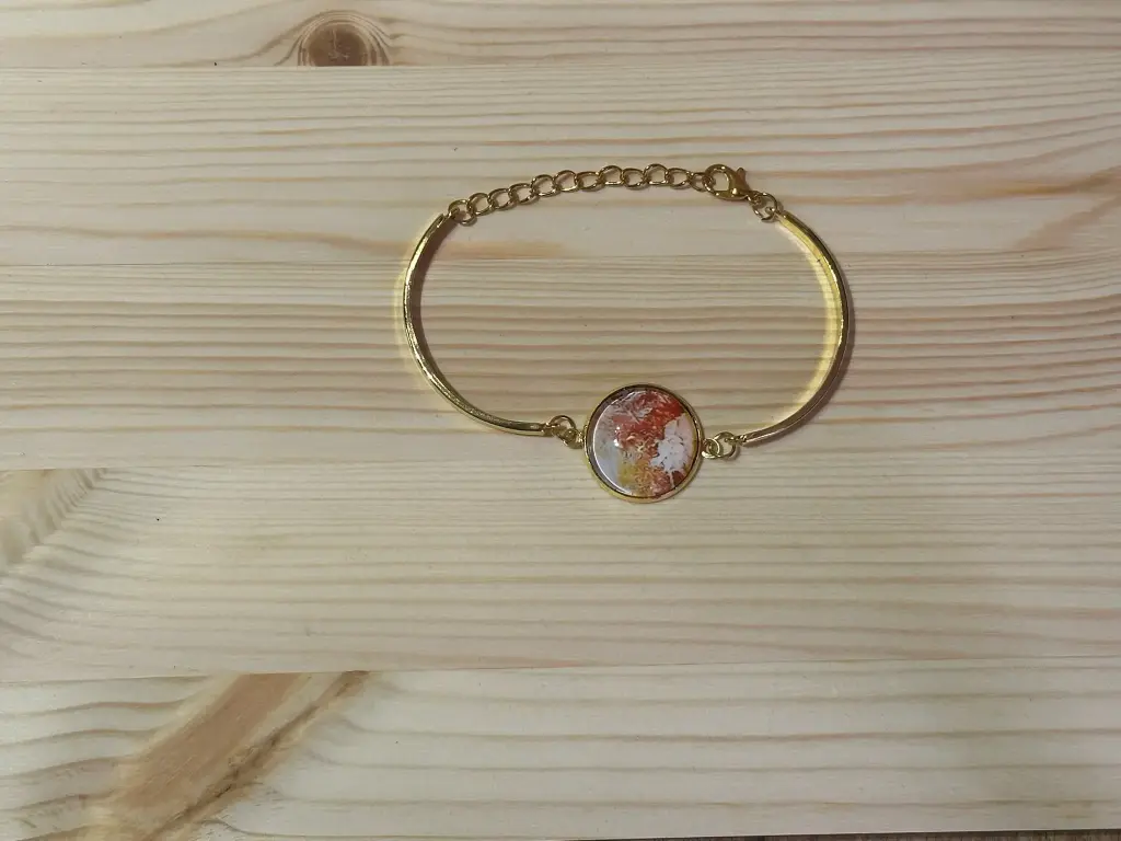 Bracelet jonc dorée avec cabochon en verre ton rouge et blanc taille 13 à 18cm