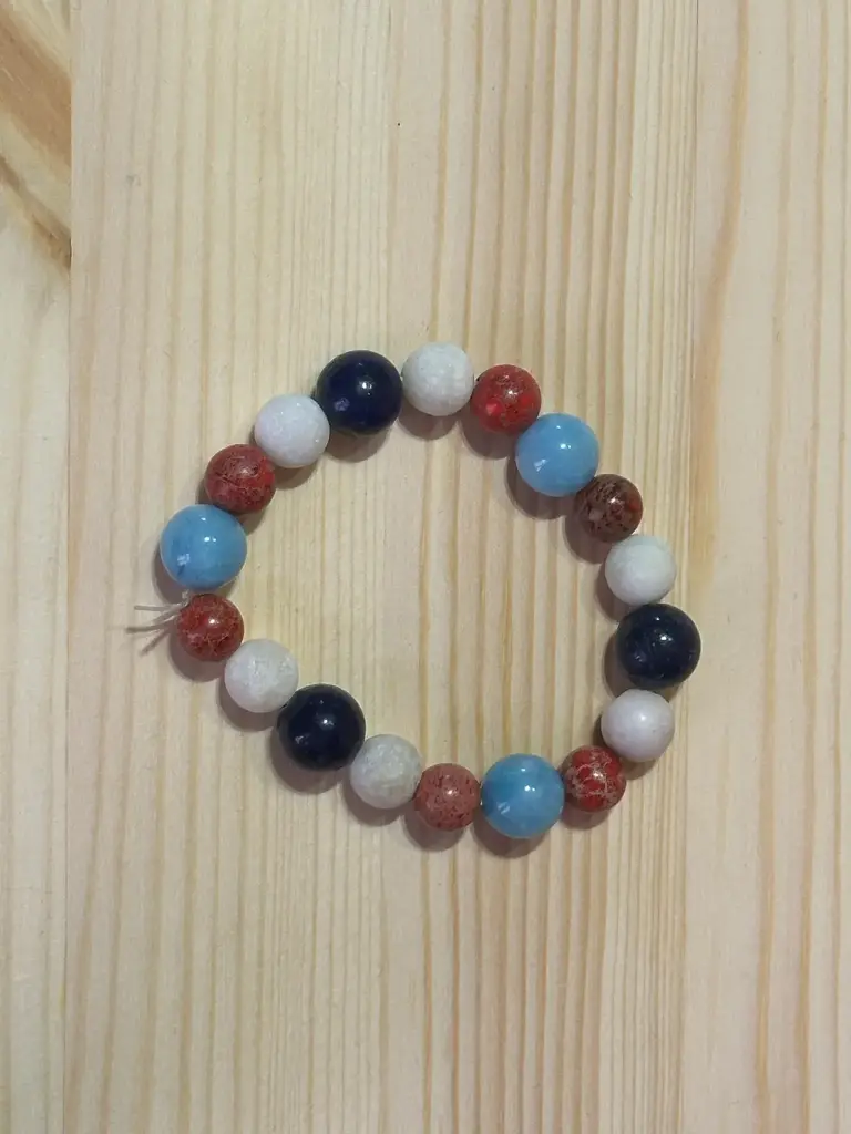 Bracelet en perle bleu, blanche, rouge taille 13cm