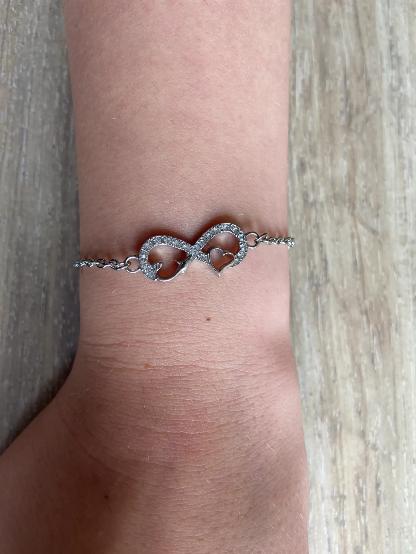 Bracelet argenté avec connecteur infini et cœur en acier inoxydable